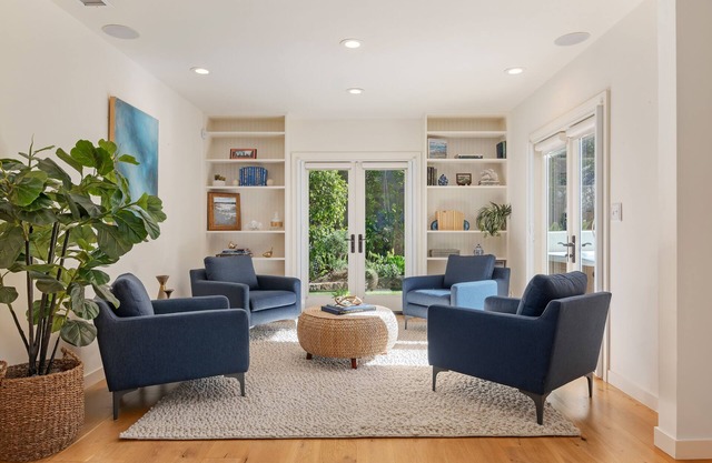 Beautiful Private Home with Spa Walking Distance to Beach
