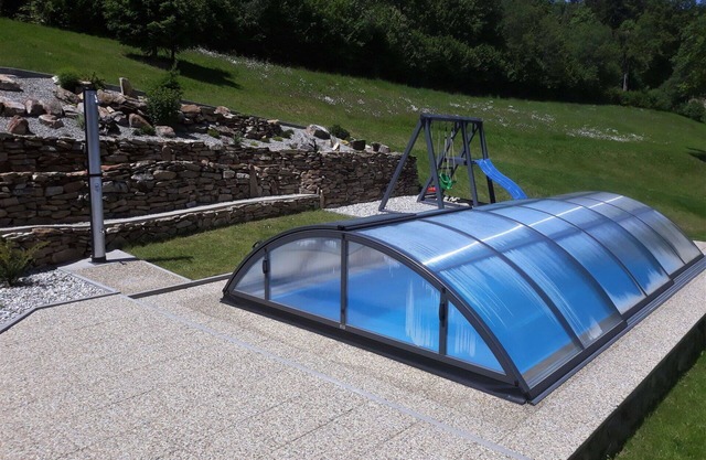 Atemberaubendes alleinstehendes Ferienhaus mit privatem Pool, W-LAN, TV, Innenhof und Parkplatz