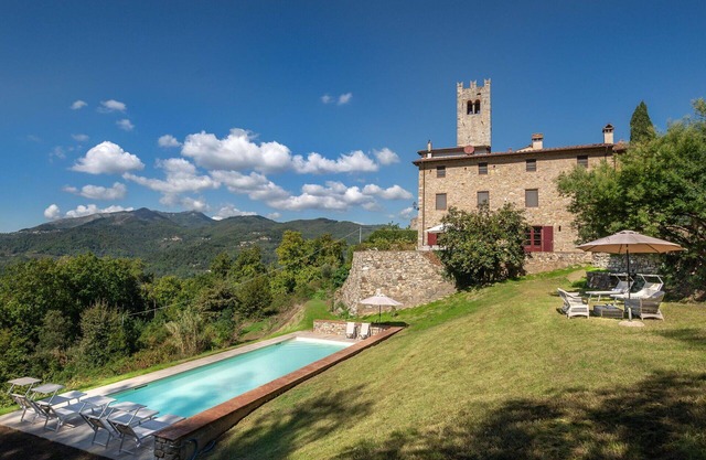 Alleinstehendes Ferienhaus mit W-LAN, privatem Pool, TV, Innenhof, Panoramablick, bei Lucca