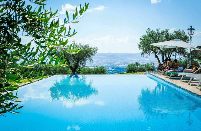 Alleinstehendes Ferienhaus mit privatem Pool, W-LAN, Whirlpool, Klimaanlage, TV, Parkplatz