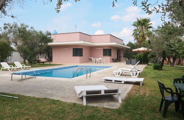 Alleinstehendes Ferienhaus mit privatem Pool, Klimaanlage, W-LAN, TV, Terrasse, Parkplatz