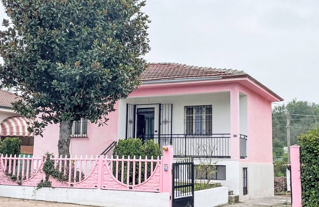 Alleinstehendes Ferienhaus mit privatem Pool, W-LAN, Innenhof, Haustiere erlaubt, Parkplatz