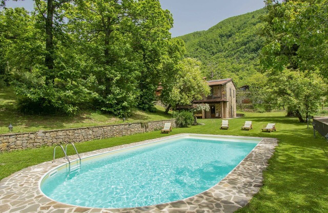 Alleinstehendes Ferienhaus mit privatem Pool, W-LAN, TV, Terrasse, Haustiere erlaubt, Parkplatz