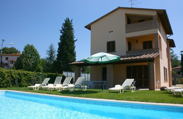 Wunderbares alleinstehendes Ferienhaus mit privatem Pool, W-LAN, TV, Balkon und Parkplatz