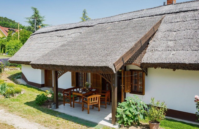 Atemberaubendes alleinstehendes Ferienhaus für 4 Personen mit W-LAN, TV, Terrasse und Parkplatz