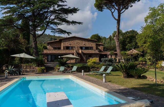 Schönes alleinstehendes Ferienhaus mit Klimaanlage, privatem Pool, W-LAN, TV, Terrasse, Parkplatz