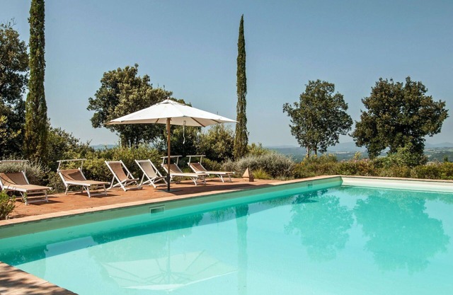 Alleinstehendes Ferienhaus mit privatem Pool, Klimaanlage, W-LAN, TV, Panoramablick, Parkplatz