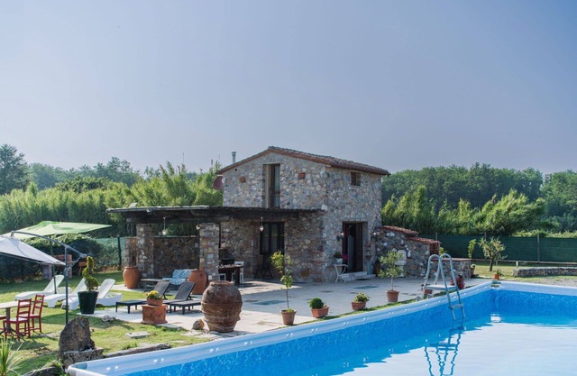 Alleinstehendes Ferienhaus mit privatem Pool, Whirlpool, Klimaanlage, W-LAN, TV, Terrasse