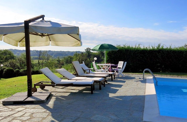 Alleinstehendes Ferienhaus mit privatem Pool, W-LAN, TV, Terrasse, Haustiere erlaubt, Parkplatz