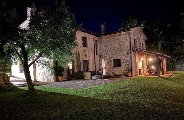Schönes alleinstehendes Ferienhaus für 8 Personen mit W-LAN, privatem Pool, TV und Parkplatz