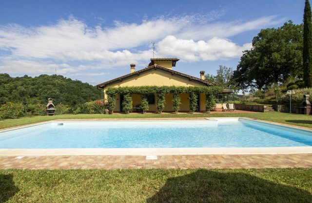 Alleinstehendes Ferienhaus mit W-LAN, privatem Pool, TV, Terrasse, Panoramablick, Parkplatz