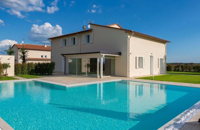 Alleinstehendes Ferienhaus mit W-LAN, privatem Pool, Whirlpool, Klimaanlage, Sauna, TV, Innenhof