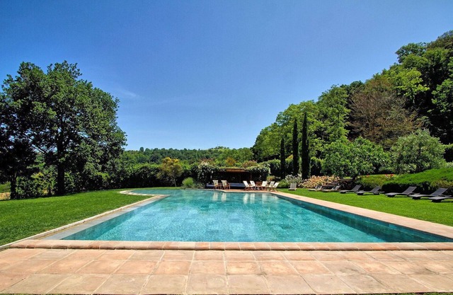 Alleinstehendes Ferienhaus mit W-LAN, privatem Pool, Whirlpool, Klimaanlage, TV, Innenhof