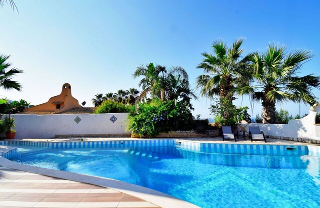 Alleinstehendes Ferienhaus mit privatem Pool, W-LAN, Whirlpool, Klimaanlage, TV, Terrasse