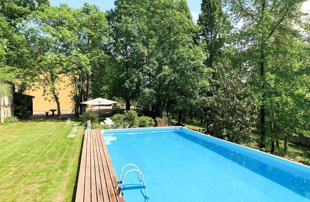 Alleinstehendes Ferienhaus mit privatem Pool, W-LAN, TV, Terrasse, Haustiere erlaubt, Parkplatz
