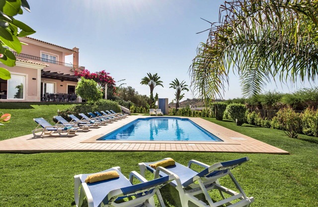 Alleinstehendes Ferienhaus mit privatem Pool, Klimaanlage, W-LAN, TV, Innenhof, Parkplatz