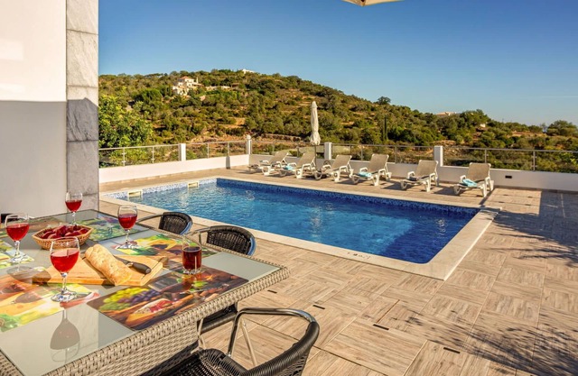 Beautiful private villa for 6 guests with WIFI, A/C, private pool, TV, terrace and parking