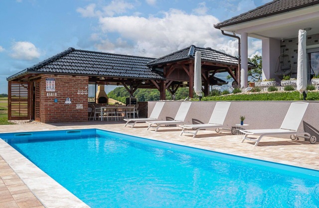 Alleinstehendes Ferienhaus mit W-LAN, privatem Pool, Klimaanlage, TV, Terrasse, Panoramablick
