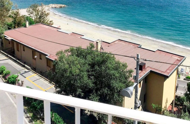 Schönes alleinstehendes Ferienhaus mit W-LAN, TV, Balkon, Haustiere erlaubt und Parkplatz