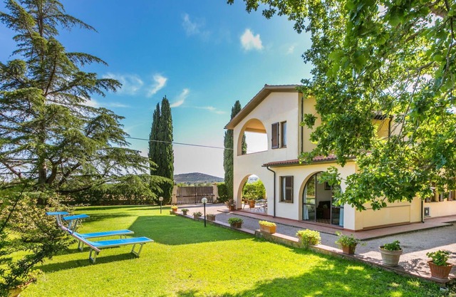 Beautiful private villa for 14 guests with A/C, WIFI, TV, patio, pets allowed and parking