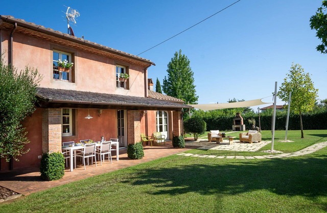 Alleinstehendes Ferienhaus mit W-LAN, Klimaanlage, privatem Pool, TV, Veranda, Parkplatz, bei Lucca