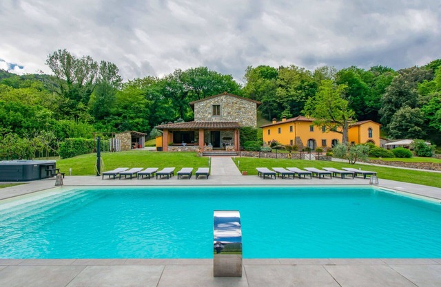 Alleinstehendes Ferienhaus mit Whirlpool, Klimaanlage, privatem Pool, W-LAN, TV, Balkon, Parkplatz