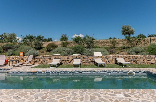 Alleinstehendes Ferienhaus mit W-LAN, privatem Pool, TV, Innenhof, Panoramablick, Parkplatz