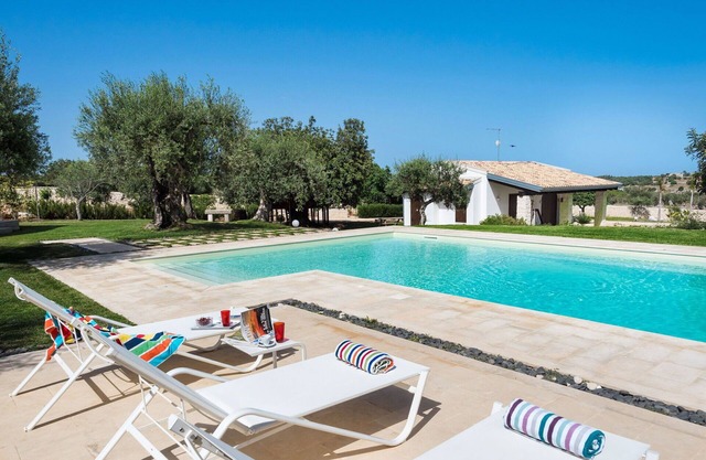 Alleinstehendes Ferienhaus mit privatem Pool, Klimaanlage, W-LAN, TV, Innenhof, Parkplatz