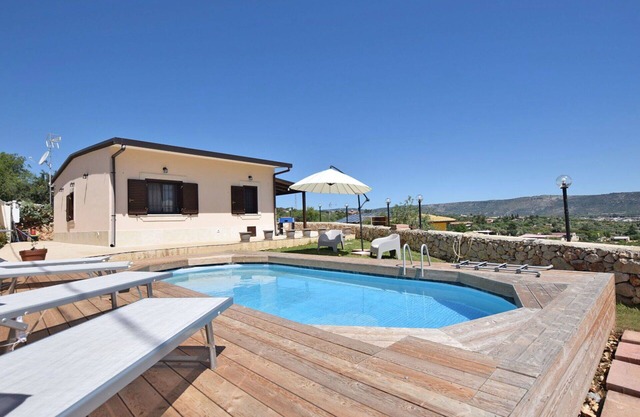 Alleinstehendes Ferienhaus mit W-LAN, Klimaanlage, privatem Pool, TV, Terrasse, Panoramablick