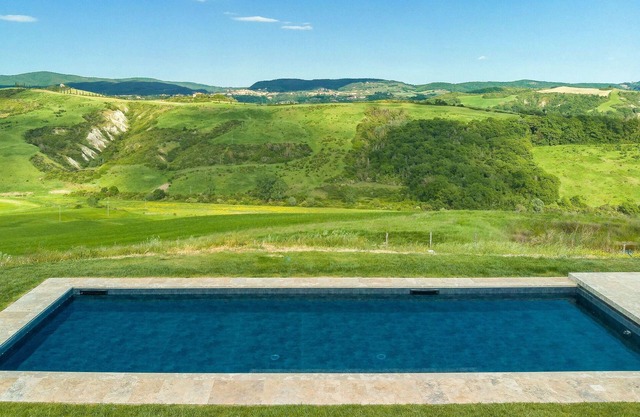 Schönes alleinstehendes Ferienhaus mit privatem Pool, W-LAN, Terrasse und Panoramablick