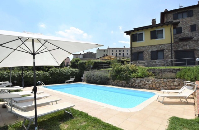 Schönes alleinstehendes Ferienhaus für 8 Leute mit Pool, W-LAN, TV, Terrasse und Panoramablick