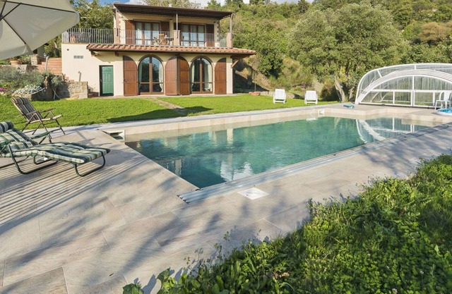 Schönes alleinstehendes Ferienhaus mit privatem Pool, W-LAN, TV, Haustiere erlaubt und Parkplatz