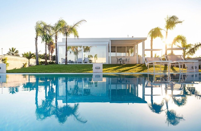 Atemberaubendes alleinstehendes Ferienhaus mit Pool, Klimaanlage, W-LAN, TV, Terrasse und Parkplatz