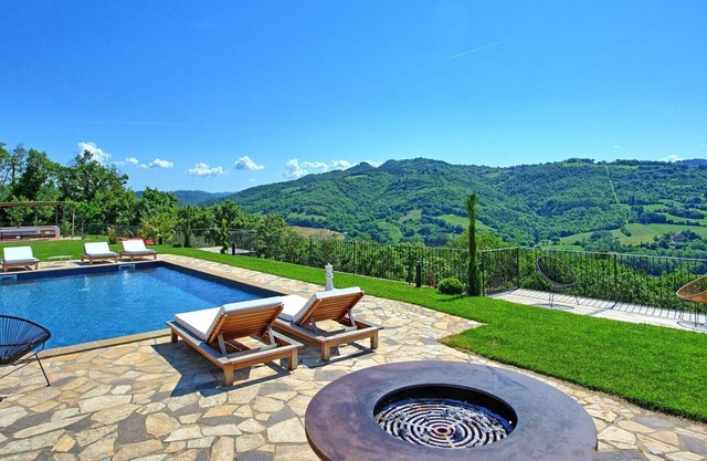 Alleinstehendes Ferienhaus mit W-LAN, Klimaanlage, privatem Pool, TV, Innenhof, Panoramablick