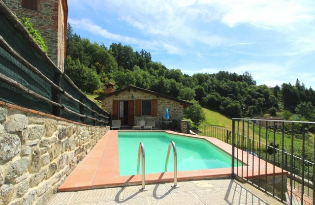 Alleinstehendes Ferienhaus mit privatem Pool, W-LAN, TV, Terrasse, Haustiere erlaubt, Parkplatz