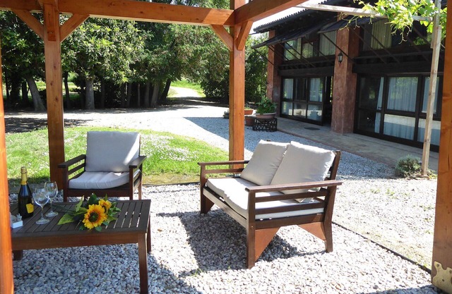 Schönes alleinstehendes Ferienhaus mit W-LAN, TV, Innenhof, Haustiere erlaubt und Parkplatz