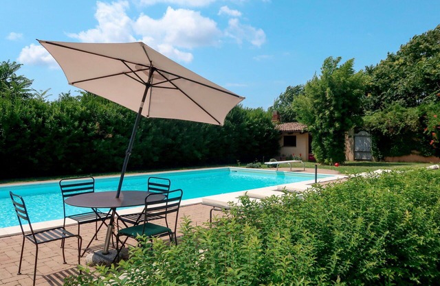 Schönes alleinstehendes Ferienhaus mit privatem Pool, W-LAN, TV, Innenhof und Parkplatz