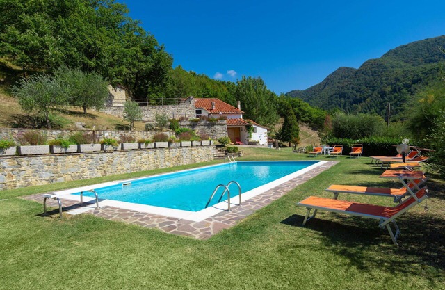 Alleinstehendes Ferienhaus mit W-LAN, privatem Pool, TV, Innenhof, Haustiere erlaubt, Parkplatz