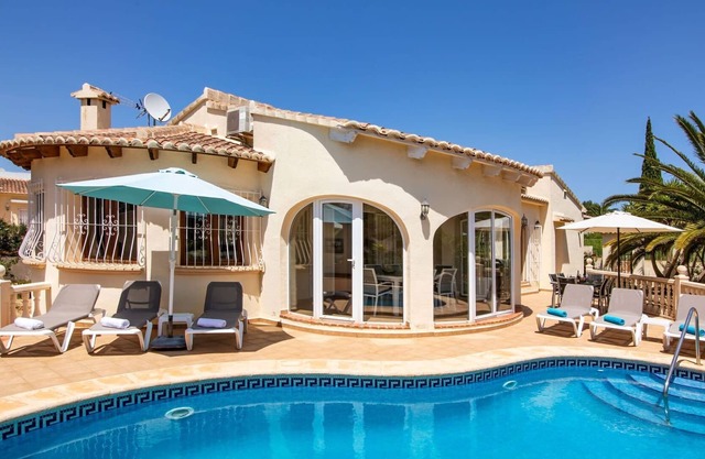Wunderbares alleinstehendes Ferienhaus mit W-LAN, Klimaanlage, privatem Pool, TV und Parkplatz