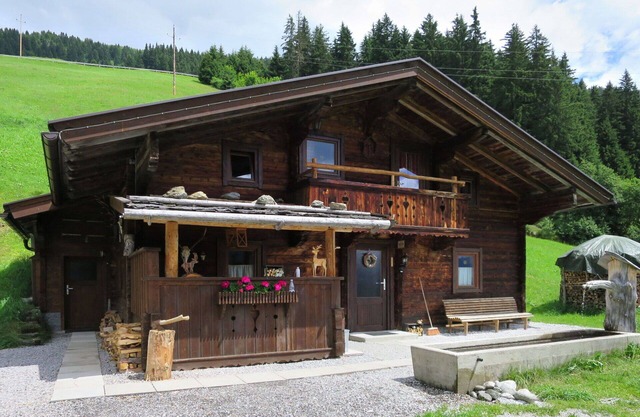 Wunderbares alleinstehendes Ferienhaus mit W-LAN, TV, Terrasse, Haustiere erlaubt und Parkplatz