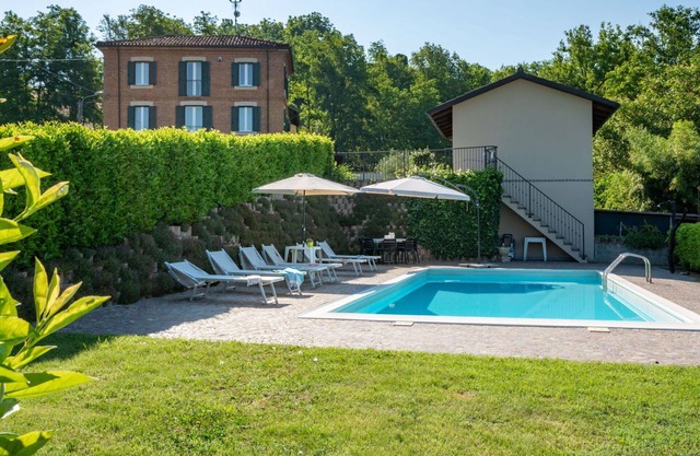Schönes alleinstehendes Ferienhaus mit Klimaanlage, W-LAN, privatem Pool, TV, Terrasse, Parkplatz