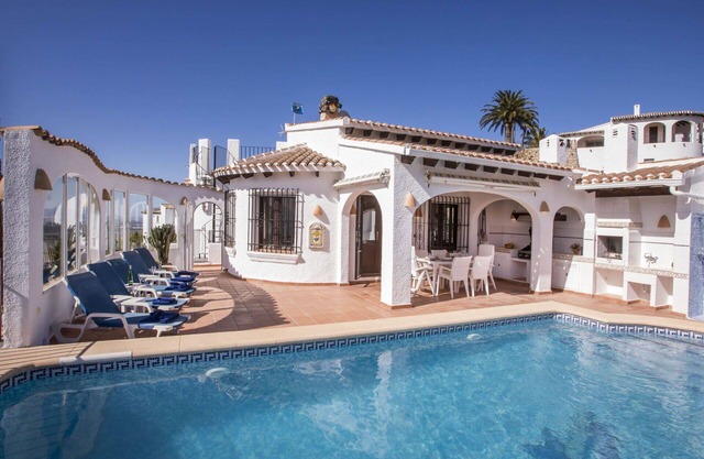 Alleinstehendes Ferienhaus mit W-LAN, Klimaanlage, privatem Pool, TV, Innenhof, Parkplatz