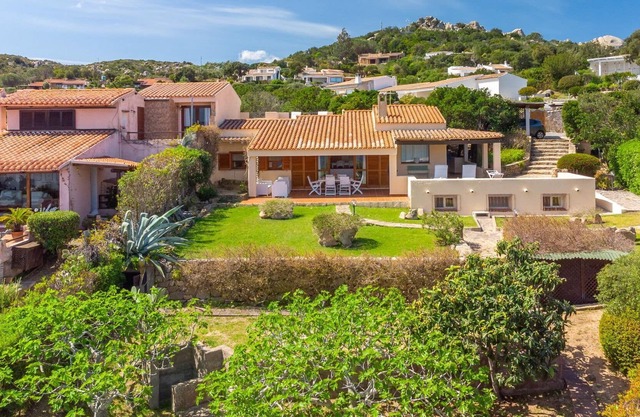 Beautiful private villa for 8 guests with TV, terrace, pets allowed and parking
