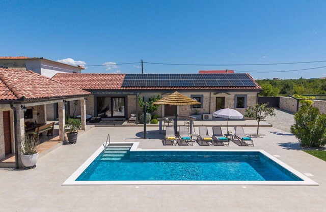 Alleinstehendes Ferienhaus mit W-LAN, Klimaanlage, privatem Pool, TV, Terrasse, Parkplatz