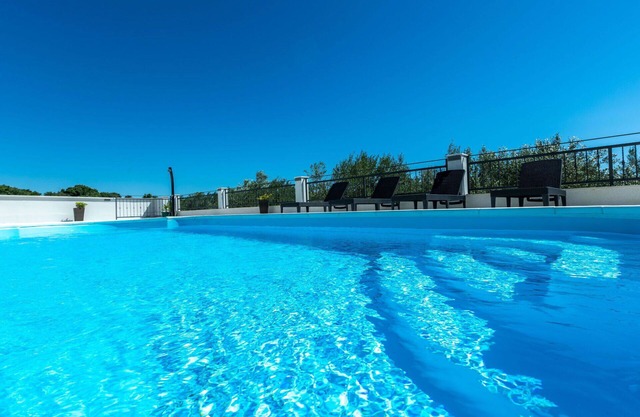 Alleinstehendes Ferienhaus mit privatem Pool, W-LAN, Whirlpool, Klimaanlage, TV, Terrasse