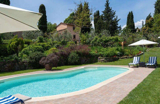 Atemberaubendes alleinstehendes Ferienhaus mit Pool, Klimaanlage, W-LAN, TV, Balkon und Parkplatz