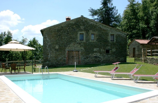 Schönes alleinstehendes Ferienhaus mit W-LAN, privatem Pool, TV, Haustiere erlaubt, Parkplatz