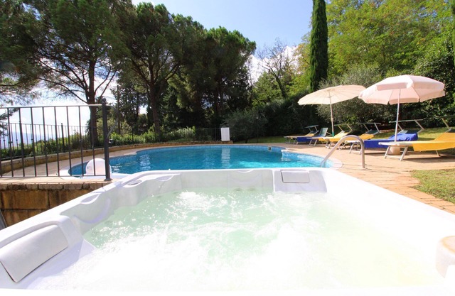 Wunderbares alleinstehendes Ferienhaus für 13 Leute mit privatem Pool, W-LAN, TV und Parkplatz