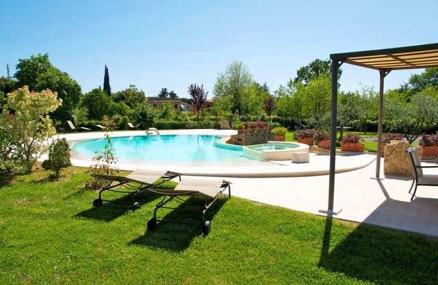 Wunderbares alleinstehendes Ferienhaus mit Klimaanlage, W-LAN, Pool, TV, Terrasse und Parkplatz