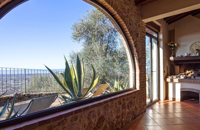 Beautiful private villa for 4 people with A/C, TV and patio